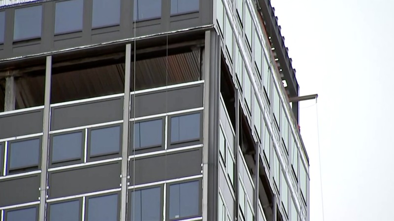 Komisi darurat di Kota New York mengevakuasi sebuah gedung pencakar langit yang sedang direnovasi di kawasan Manhattan setelah dua kolom penyangga mengalami kerusakan, sehingga bangunan tersebut sempat dikhawatirkan berisiko runtuh pada Selasa (7/7) waktu setempat.