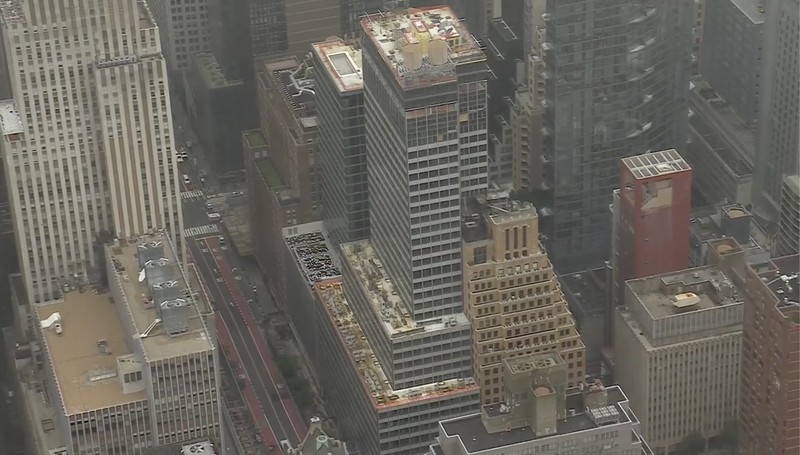 Komisi darurat di Kota New York mengevakuasi sebuah gedung pencakar langit yang sedang direnovasi di kawasan Manhattan setelah dua kolom penyangga mengalami kerusakan, sehingga bangunan tersebut sempat dikhawatirkan berisiko runtuh pada Selasa (7/7/2026) waktu setempat. (Tangkapan Layar Video Reuters/ABC AFFILIATE WABC)