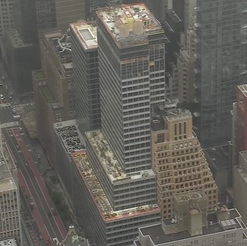 Komisi darurat di Kota New York mengevakuasi sebuah gedung pencakar langit yang sedang direnovasi di kawasan Manhattan setelah dua kolom penyangga mengalami kerusakan, sehingga bangunan tersebut sempat dikhawatirkan berisiko runtuh pada Selasa (7/7/2