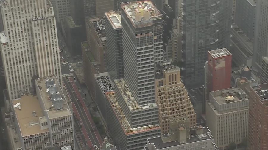 Komisi darurat di Kota New York mengevakuasi sebuah gedung pencakar langit yang sedang direnovasi di kawasan Manhattan setelah dua kolom penyangga mengalami kerusakan, sehingga bangunan tersebut sempat dikhawatirkan berisiko runtuh pada Selasa (7/7/2
