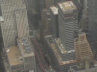 Komisi darurat di Kota New York mengevakuasi sebuah gedung pencakar langit yang sedang direnovasi di kawasan Manhattan setelah dua kolom penyangga mengalami kerusakan, sehingga bangunan tersebut sempat dikhawatirkan berisiko runtuh pada Selasa (7/7/2
