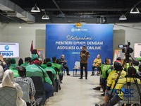 Menteri UMKM Maman Abdurrahman saat bertemu asosiasi pengemudi ojol dari GrabBike, Gojek, hingga Maxim di Kantor Kementerian UMKM di Jakarta, Rabu (8/7/2026). (CNBC Indonesia/Intan Rakhmayanti)