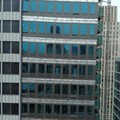 Sebuah gedung pencakar langit yang sedang dibangun, yang menurut Departemen Pemadam Kebakaran Kota New York, masih berisiko runtuh setelah dua kolom penyangganya patah, terlihat dalam gambar diam dari video di distrik Manhattan, Kota New York, AS, 7