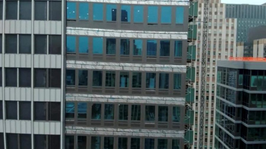 Sebuah gedung pencakar langit yang sedang dibangun, yang menurut Departemen Pemadam Kebakaran Kota New York, masih berisiko runtuh setelah dua kolom penyangganya patah, terlihat dalam gambar diam dari video di distrik Manhattan, Kota New York, AS, 7