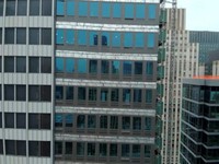 Sebuah gedung pencakar langit yang sedang dibangun, yang menurut Departemen Pemadam Kebakaran Kota New York, masih berisiko runtuh setelah dua kolom penyangganya patah, terlihat dalam gambar diam dari video di distrik Manhattan, Kota New York, AS, 7