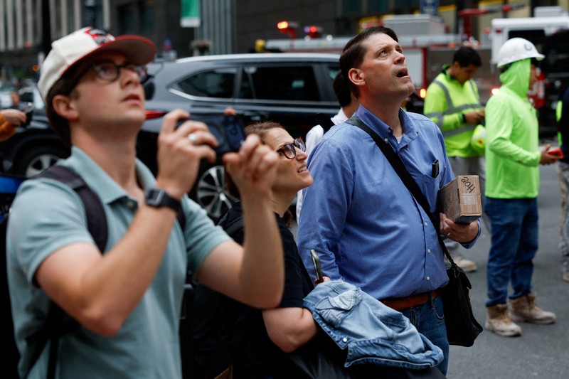 Komisi darurat di Kota New York mengevakuasi sebuah gedung pencakar langit yang sedang direnovasi di kawasan Manhattan setelah dua kolom penyangga mengalami kerusakan, sehingga bangunan tersebut sempat dikhawatirkan berisiko runtuh pada Selasa (7/7/2026) waktu setempat. (Tangkapan Layar Video Reuters/ABC AFFILIATE WABC)
