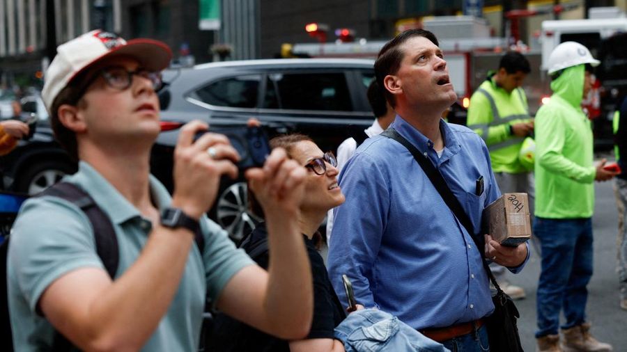 Orang-orang melihat ke arah lokasi sebuah bangunan di Jalan ke-42 yang dilaporkan mengalami masalah struktural di Kota New York, AS, 7 Juli 2026. (REUTERS/Jordan Tovin)