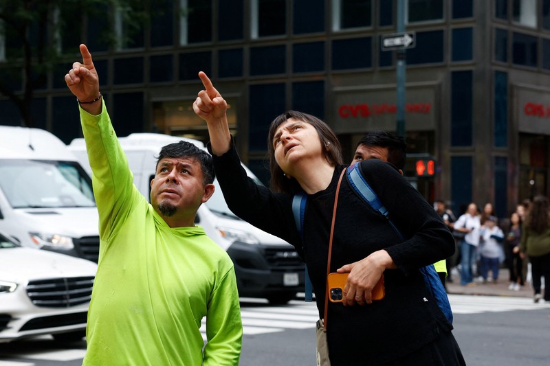 Komisi darurat di Kota New York mengevakuasi sebuah gedung pencakar langit yang sedang direnovasi di kawasan Manhattan setelah dua kolom penyangga mengalami kerusakan, sehingga bangunan tersebut sempat dikhawatirkan berisiko runtuh pada Selasa (7/7/2026) waktu setempat. (Tangkapan Layar Video Reuters/ABC AFFILIATE WABC)