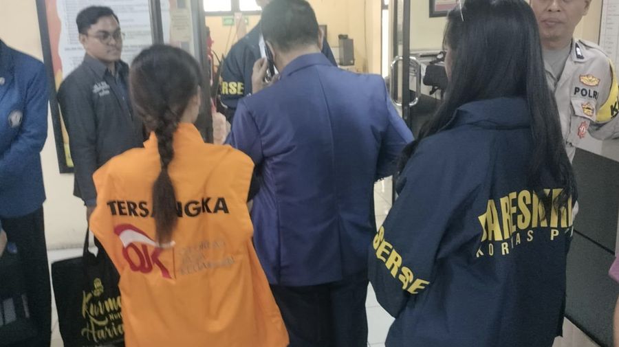 Otoritas Jasa Keuangan (OJK) menuntaskan penyidikan perkara dugaan tindak pidana perbankan yang terjadi di PT BPR DCN, Malang, Jawa Timur, dengan melaksanakan penyerahan tersangka dan barang bukti (Tahap II) kepada Jaksa Penuntut Umum di Kantor Kejak