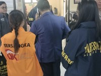 Otoritas Jasa Keuangan (OJK) menuntaskan penyidikan perkara dugaan tindak pidana perbankan yang terjadi di PT BPR DCN, Malang, Jawa Timur, dengan melaksanakan penyerahan tersangka dan barang bukti (Tahap II) kepada Jaksa Penuntut Umum di Kantor Kejak