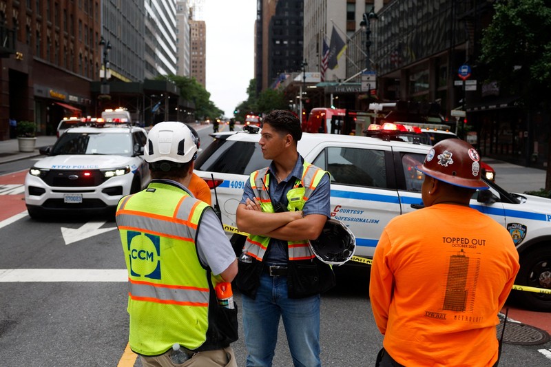 Komisi darurat di Kota New York mengevakuasi sebuah gedung pencakar langit yang sedang direnovasi di kawasan Manhattan setelah dua kolom penyangga mengalami kerusakan, sehingga bangunan tersebut sempat dikhawatirkan berisiko runtuh pada Selasa (7/7/2026) waktu setempat. (Tangkapan Layar Video Reuters/ABC AFFILIATE WABC)