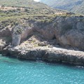Pemandangan jauh Gua Üçağızlı II di Türkiye selatan. (Tangkapan Layar KyotoU / Naoki Morimoto)