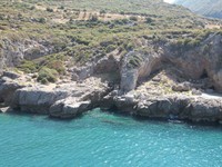 Pemandangan jauh Gua Üçağızlı II di Türkiye selatan. (Tangkapan Layar KyotoU / Naoki Morimoto)