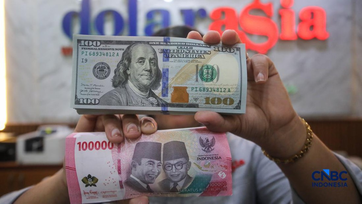 Rupiah Makin Tertekan, Dolar AS Kini Tembus Rp18.070