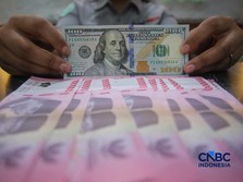 Petugas menjunjukkan uang pecahan dolar Amerika Serikat (AS) dan rupiah di Dolar Asia Money Changer, Jakarta, Rabu (8/7/2026). (CNBC Indonesia/Faisal Rahman)