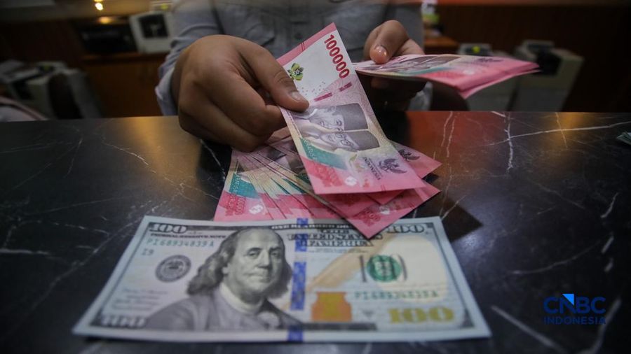 Petugas menjunjukkan uang pecahan dolar Amerika Serikat (AS) dan rupiah di Dolar Asia Money Changer, Jakarta, Rabu (8/7/2026). Petugas menjunjukkan uang pecahan dolar Amerika Serikat (AS) dan rupiah di Dolar Asia Money Changer, Jakarta, Rabu (8/7/2026).