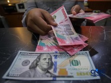 Petugas menjunjukkan uang pecahan dolar Amerika Serikat (AS) dan rupiah di Dolar Asia Money Changer, Jakarta, Rabu (8/7/2026). (CNBC Indonesia/Faisal Rahman)