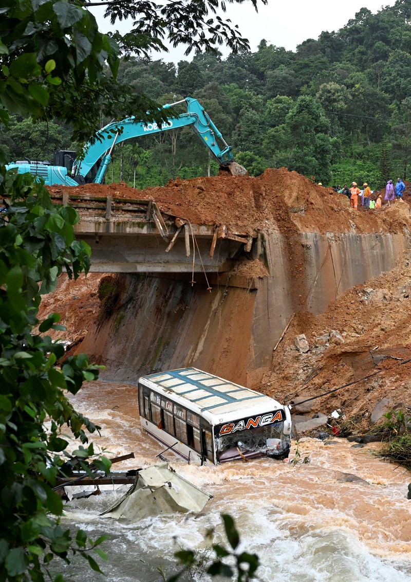Tim penyelamat bekerja membersihkan puing-puing setelah tanah longsor di dekat Jembatan Meenakshi, dekat lokasi proyek terowongan di distrik Wayanad, negara bagian Kerala selatan, India, 7 Juli 2026. (REUTERS/CK Thanseer)
