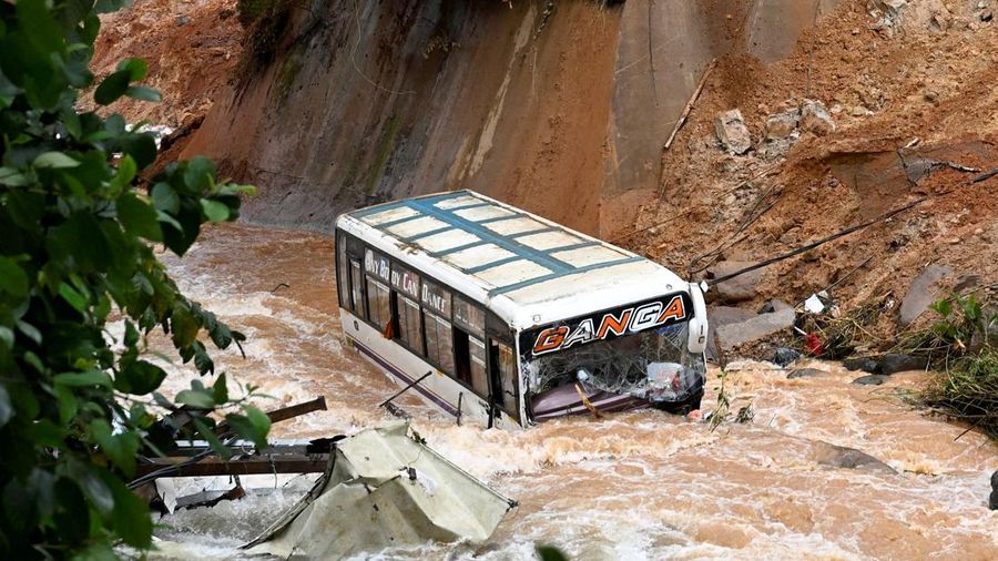 Petugas penyelamat menggunakan ekskavator untuk membersihkan puing-puing saat bus sebagian tenggelam akibat tanah longsor di dekat Jembatan Meenakshi, dekat lokasi proyek terowongan di distrik Wayanad, negara bagian Kerala selatan, India, 7 Juli 2026