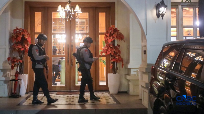 Petugas tim penyidik gabungan Polri membawa barang bukti usai melakukan penggeledahan Kafe de'Clan Signature di kawasan Cipete, Jakarta, Rabu (8/7/2026). (CNBC Indonesia/Faisal Rahman)