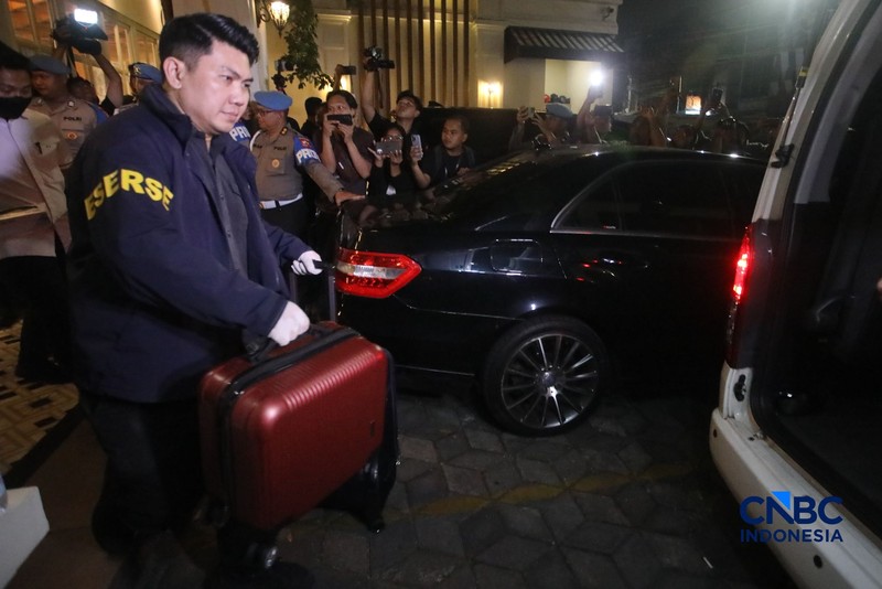Petugas tim penyidik gabungan Polri membawa barang bukti usai melakukan penggeledahan Kafe de'Clan Signature di kawasan Cipete, Jakarta, Rabu (8/7/2026). (CNBC Indonesia/Faisal Rahman)
