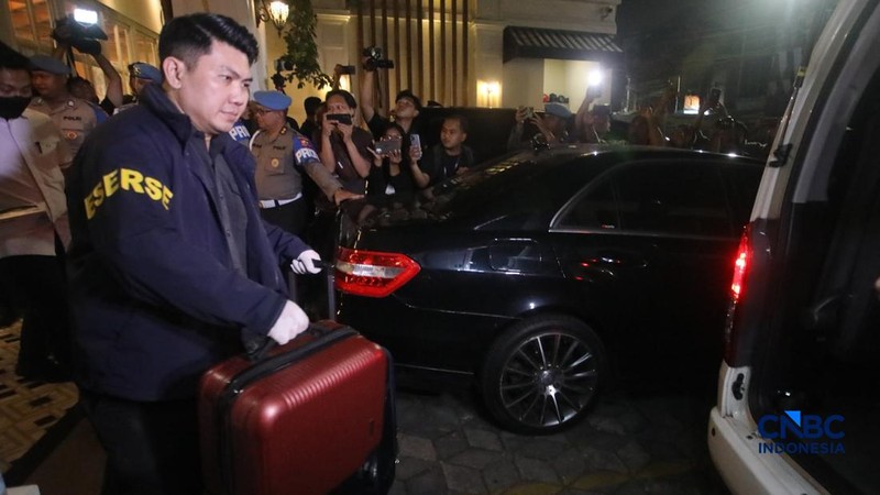 Petugas tim penyidik gabungan Polri membawa barang bukti usai melakukan penggeledahan Kafe de'Clan Signature di kawasan Cipete, Jakarta, Rabu (8/7/2026).