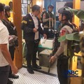 Petugas tim penyidik gabungan Polri membawa barang bukti usai melakukan penggeledahan Kafe de'Clan Signature di kawasan Cipete, Jakarta, Rabu (8/7/2026). (CNBC Indonesia/Faisal Rahman)