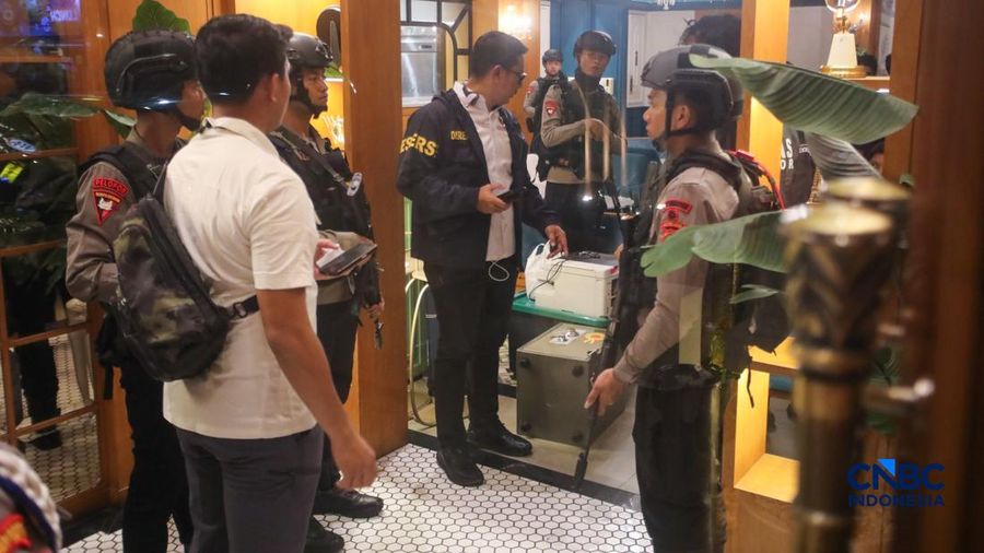 Petugas tim penyidik gabungan Polri membawa barang bukti usai melakukan penggeledahan Kafe de'Clan Signature di kawasan Cipete, Jakarta, Rabu (8/7/2026). (CNBC Indonesia/Faisal Rahman)