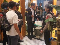 Petugas tim penyidik gabungan Polri membawa barang bukti usai melakukan penggeledahan Kafe de'Clan Signature di kawasan Cipete, Jakarta, Rabu (8/7/2026). (CNBC Indonesia/Faisal Rahman)