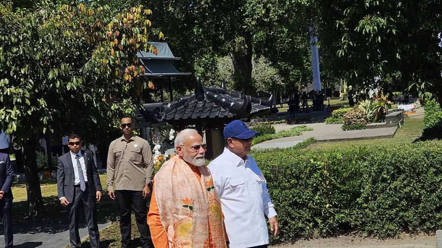 Presiden Republik Indonesia Prabowo Subianto dan Perdana Menteri Republik India Narendra Modi mengunjungi Candi Prambanan, Slemen, DIY, Rabu (8/7/2027). (CNBC Indonesia/Emir Yanwardhana)