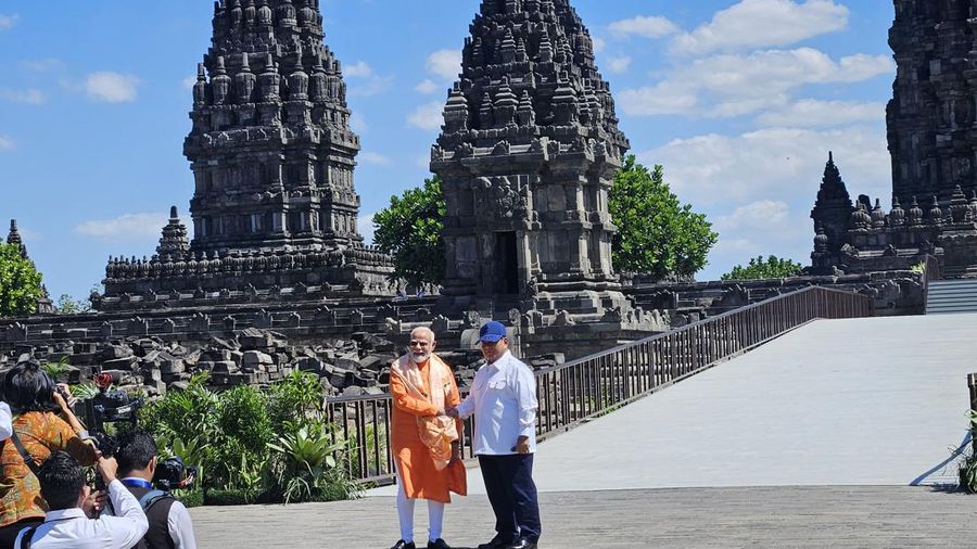Presiden Prabowo Subianto dan Perdana Menteri India Narendra Modi mengunjungi Situs Candi Prambanan, Rabu (8/7/2027). (CNBC Indonesia/Emir Yanwardhana)