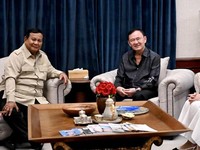 Presiden Prabowo Subianto menerima kunjungan Perdana Menteri Thailand periode 2001–2006, Thaksin Shinawatra, beserta keluarga di kediaman pribadi Presiden di Kertanegara, pada Rabu malam, (8/7/2026). (Instagram/sekretariat.kabinet)
