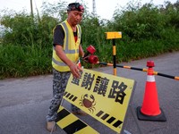 Relawan Wu Ruei-chang, 60 tahun, seorang mekanik mobil, memasang penghalang jalan selama musim kawin kepiting bakau tahunan di Taman Nasional Taijiang di Tainan, Taiwan, 3 Juli 2026. (REUTERS/Ann Wang)
