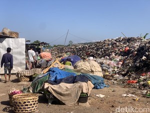 Pedagang Keluhkan Bau Busuk-Belatung Sampah di Pasar Gunungsari