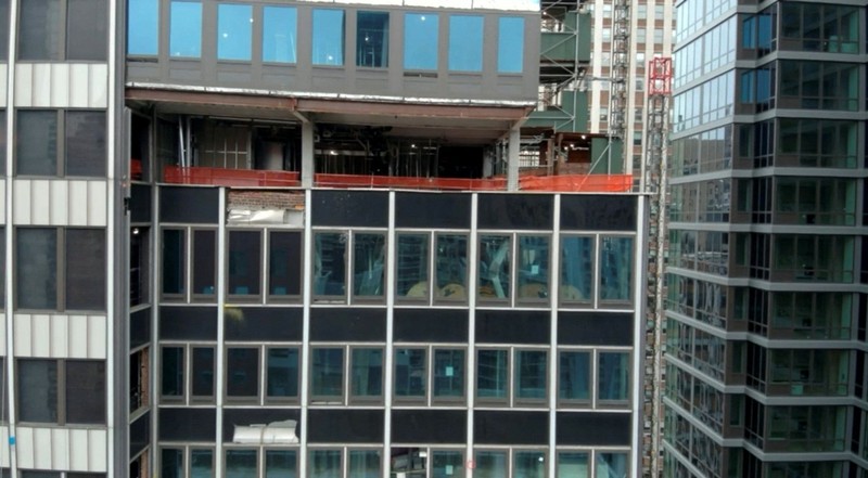 Komisi darurat di Kota New York mengevakuasi sebuah gedung pencakar langit yang sedang direnovasi di kawasan Manhattan setelah dua kolom penyangga mengalami kerusakan, sehingga bangunan tersebut sempat dikhawatirkan berisiko runtuh pada Selasa (7/7/2026) waktu setempat. (Tangkapan Layar Video Reuters/ABC AFFILIATE WABC)