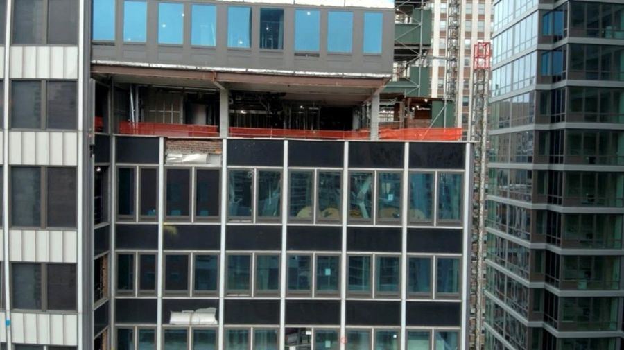 Sebuah gedung pencakar langit yang sedang dibangun, yang menurut Departemen Pemadam Kebakaran Kota New York, masih berisiko runtuh setelah dua kolom penyangganya patah, terlihat dalam gambar diam dari video di distrik Manhattan, Kota New York, AS, 7 Juli 2026.