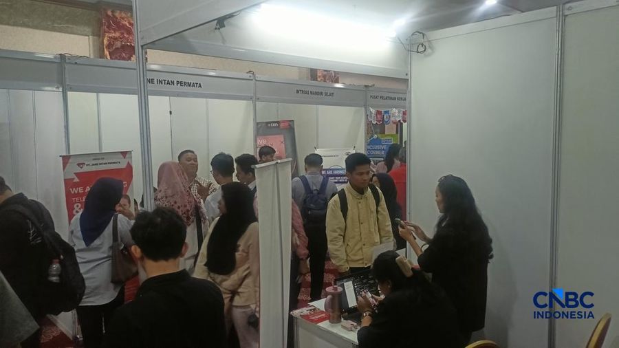Sejumlah pencari kerja (pencaker) memenuhi Jakarta Selatan Career Fest & Bazaar 2026 di di Gedung Nyi Ageng Serang, Setiabudi, Jakarta, Rabu (8/7/2026). (CNBC Indonesia/Ferry Sandi)