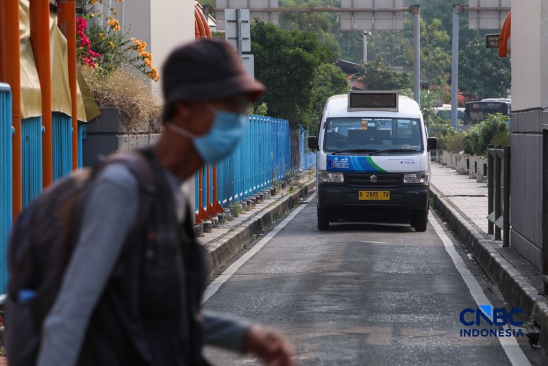 Sejumlah warga memanfaatkan layanan Mikrotrans JakLingko di Terminal Blok M, Jakarta, Rabu (8/7/2026). (CNBC Indonesia/Faisal Rahman)