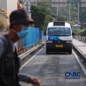 Sejumlah warga memanfaatkan layanan Mikrotrans JakLingko di Terminal Blok M, Jakarta, Rabu (8/7/2026). (CNBC Indonesia/Faisal Rahman)