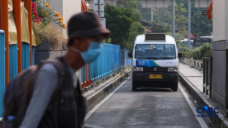 Sejumlah warga memanfaatkan layanan Mikrotrans JakLingko di Terminal Blok M, Jakarta, Rabu (8/7/2026).