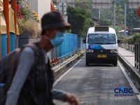 Sejumlah warga memanfaatkan layanan Mikrotrans JakLingko di Terminal Blok M, Jakarta, Rabu (8/7/2026). (CNBC Indonesia/Faisal Rahman)
