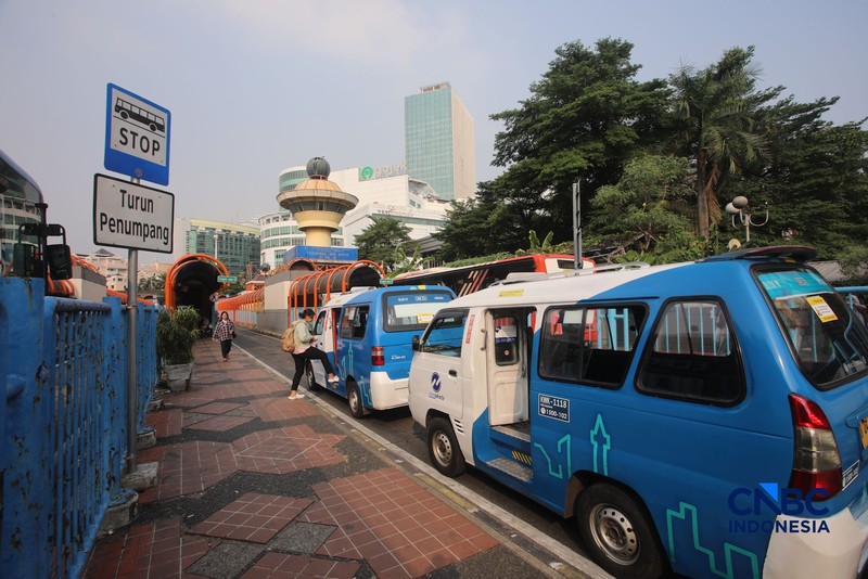 Sejumlah warga memanfaatkan layanan Mikrotrans JakLingko di Terminal Blok M, Jakarta, Rabu (8/7/2026). (CNBC Indonesia/Faisal Rahman)