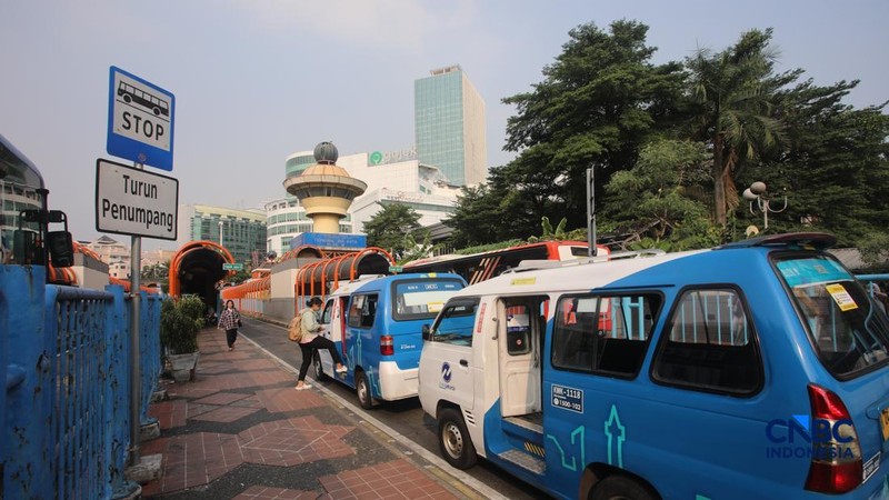 Sejumlah warga memanfaatkan layanan Mikrotrans JakLingko di Terminal Blok M, Jakarta, Rabu (8/7/2026).