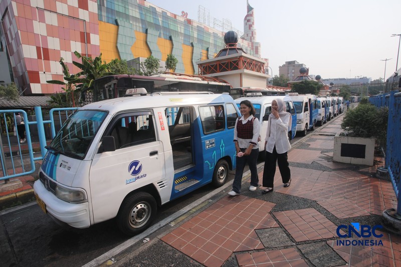 Sejumlah warga memanfaatkan layanan Mikrotrans JakLingko di Terminal Blok M, Jakarta, Rabu (8/7/2026). (CNBC Indonesia/Faisal Rahman)