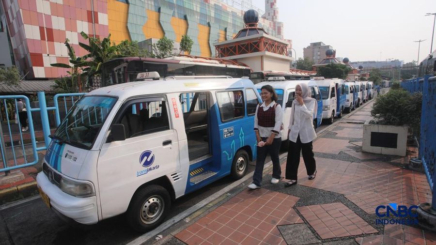 Sejumlah warga memanfaatkan layanan Mikrotrans JakLingko di Terminal Blok M, Jakarta, Rabu (8/7/2026). (CNBC Indonesia/Faisal Rahman)