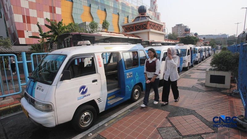 Sejumlah warga memanfaatkan layanan Mikrotrans JakLingko di Terminal Blok M, Jakarta, Rabu (8/7/2026). (CNBC Indonesia/Faisal Rahman)