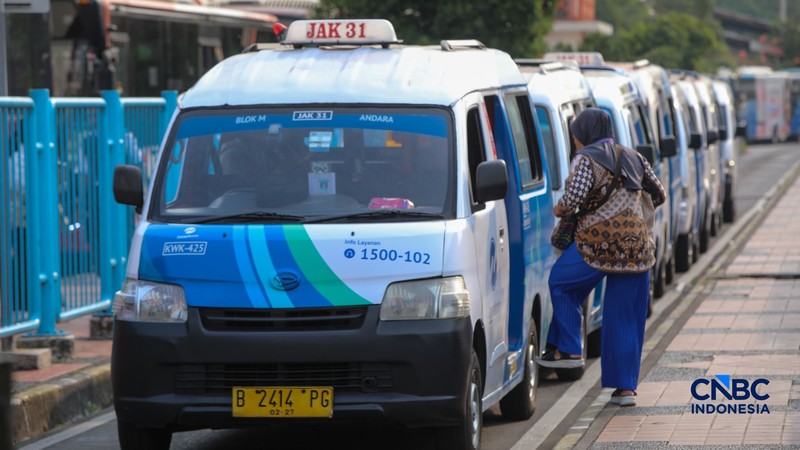 Sejumlah warga memanfaatkan layanan Mikrotrans JakLingko di Terminal Blok M, Jakarta, Rabu (8/7/2026). (CNBC Indonesia/Faisal Rahman)