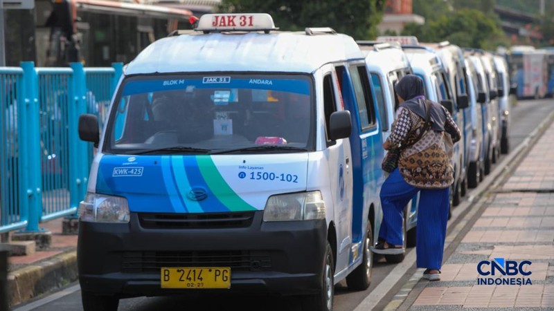 Sejumlah warga memanfaatkan layanan Mikrotrans JakLingko di Terminal Blok M, Jakarta, Rabu (8/7/2026).
