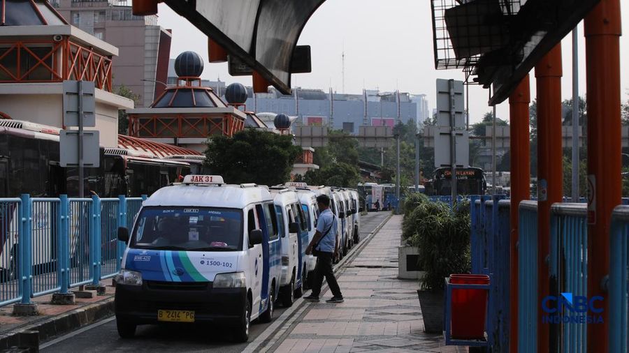 Sejumlah warga memanfaatkan layanan Mikrotrans JakLingko di Terminal Blok M, Jakarta, Rabu (8/7/2026). (CNBC Indonesia/Faisal Rahman)