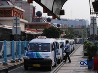 Sejumlah warga memanfaatkan layanan Mikrotrans JakLingko di Terminal Blok M, Jakarta, Rabu (8/7/2026). (CNBC Indonesia/Faisal Rahman)